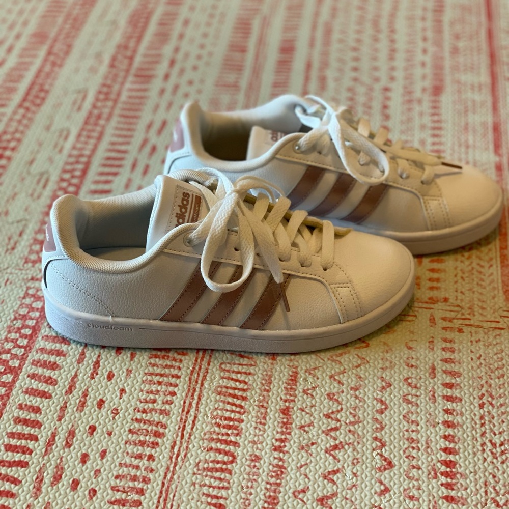 Adidas - Cloudfoam- Women’s 6 - EUC